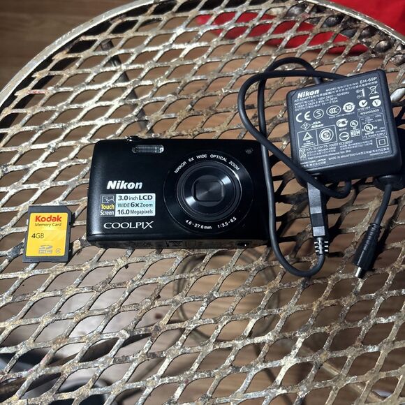 Nikon COOLPIX S4200 16.0MP Digital Camera tested w/ battery and charger Sd Card